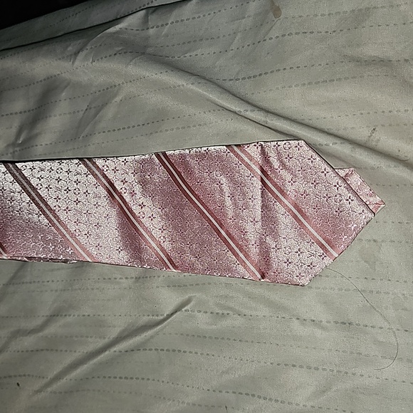 LV tie - Picture 1 of 2